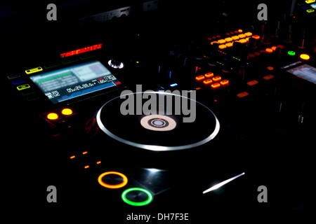 Bunte Plattenspieler und LP Vinyl aufzeichnen auf dem Deck eines DJ Musik in einer Disco, Konzert oder Party für das Mischen von Musik und Soundtracks aufgenommen. Stockfoto