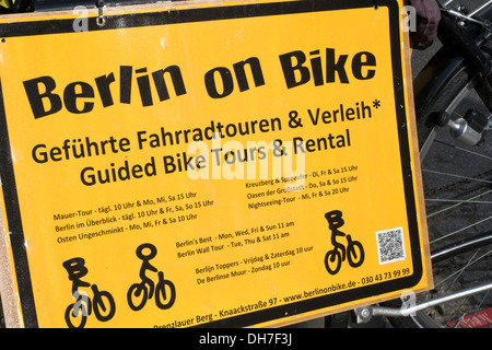 Geführte Bike-Touren und Verleih zu unterzeichnen, mit dem Fahrrad in Berlin-Mitte, Deutschland Stockfoto