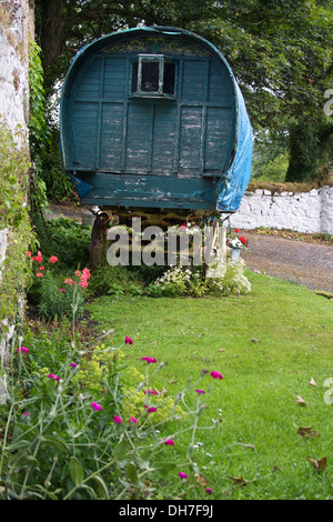 Alte hölzerne Reisende Wohnwagen in schlechtem Zustand. Stockfoto