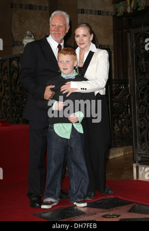 Malcolm McDowell mit seiner Frau Kelley und Sohn Beckett Hollywood Walk of Fame ehrt Malcolm McDowell auf dem Hollywood Boulevard Stockfoto