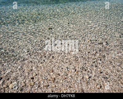 transparente Oberfläche und Meer Wassersteinen auf Unterseite Stockfoto