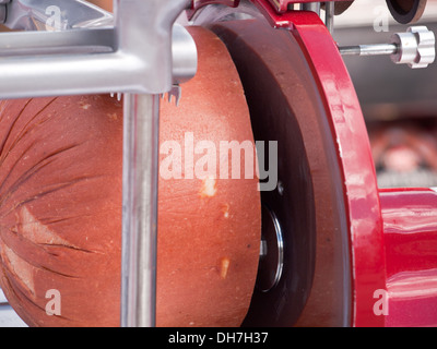 große frische Mortadella auf Schneidemaschine Stockfoto
