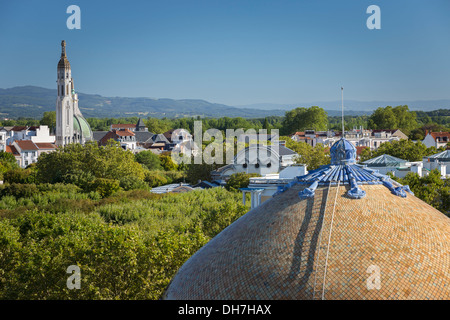 In Vichy Kuppel die Wasser-Kur-Einrichtung mit dem Park der Quellen und unserer lieben Frau von den Übeln Kirche links im Hintergrund. Stockfoto