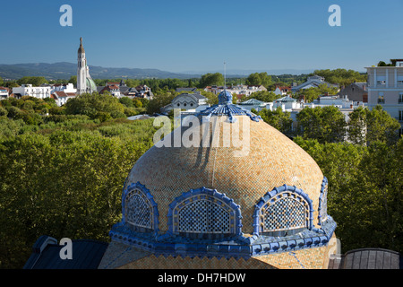 In Vichy, die Kuppel Wasser Kur Einrichtung mit dem Park der Quellen und unserer lieben Frau von den Übeln Kirche links im Hintergrund. Stockfoto