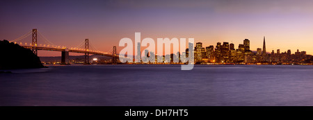 Weiten Panoramablick auf die Skyline von San Francisco angesehen von Treasure Island, Kalifornien USA Stockfoto