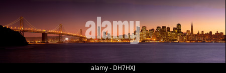 Weiten Panoramablick auf die Skyline von San Francisco angesehen von Treasure Island, Kalifornien USA Stockfoto