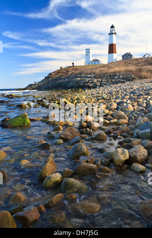 Einen ruhigen, sonnigen Nachmittag auf den Felsen unterhalb der Montauk Point Lighthouse an der Spitze von Long Island, New York Stockfoto
