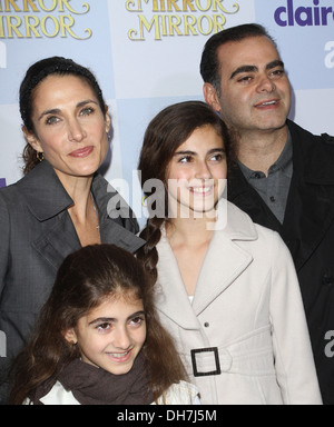 Melina Kanakaredes und Familie Relativity Media präsentiert Los Angeles Premiere von "Spiegel Mirror'held bei Graumans Chinese Stockfoto