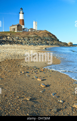 Die felsigen Kiesstrand unterhalb Montauk Leuchtturm an der Spitze von Long Island am Atlantischen Ozean, New York Stockfoto