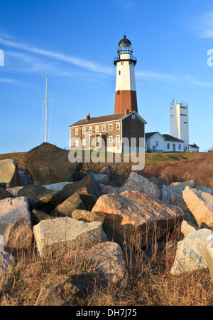 Felsbrocken liegen unter Montauk Leuchtturm an einem klaren Tag an der Ostspitze von Long Island, New York Stockfoto