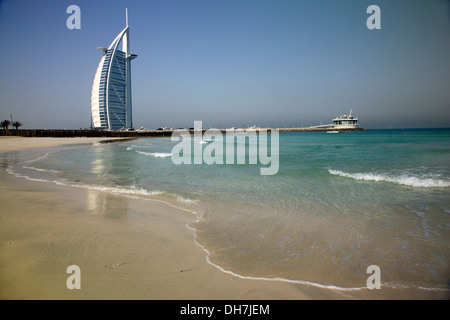 Das Burj Al Arab oder (Turm der Araber) Hotel am Strand, Dubai, Vereinigte Arabische Emirate. Stockfoto