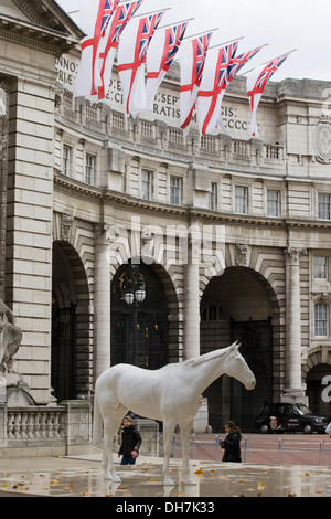 Leben Größe Statue des Schimmels Turner Preis weiß mit Ensign Royal Navy maritime Fahnen von Admiralty Arch in London Stockfoto