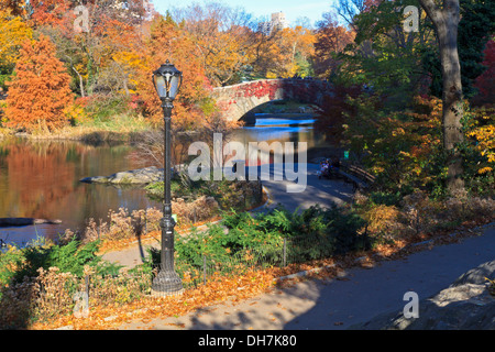 Die Brücke über den Central Park-Teich, umgeben von Herbst Pracht in New York City Stockfoto