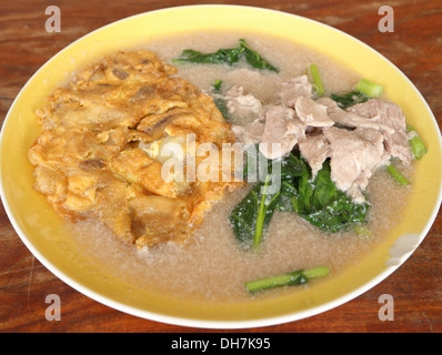 Gebratene Nudeln mit Omelette und Schweinefleisch und Kohl in Soße Stockfoto