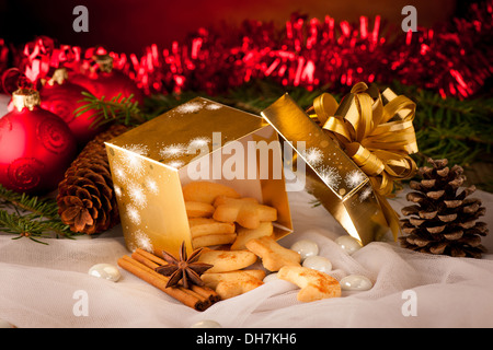 Leckere Kekse mit Cjristmas Dekoration Stockfoto