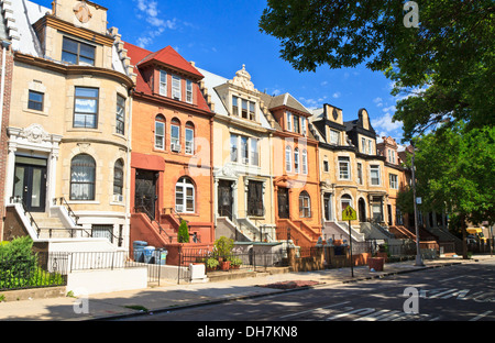 Eine Reihe von einzigartigen Stadthaus Mehrfamilienhäuser mit bückt sich in New York Avenue im Stadtteil Crown Heights, Brooklyn, NY Stockfoto