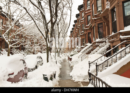 Autos und versunken im Schnee im Stadtteil Park Slope in Brooklyn, NY nach Januar 2011 Stoops Schneesturm. Stockfoto