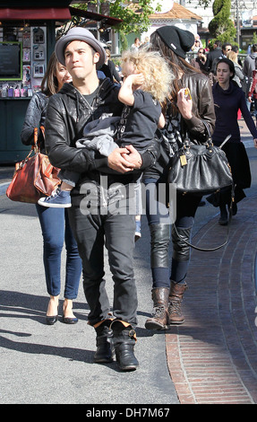 Fall Out Boy-Bassist Pete Wentz im The Grove mit seinem Sohn Bronx Los Angeles, Kalifornien - 18.02.12 Stockfoto