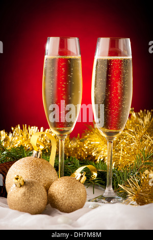 Zwei Gläser Sekt auf Weihnachten und Neujahr Dekoration Anordnung Hintergrund Stockfoto