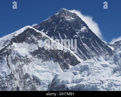 Der Gipfel des Mount Everest von Kala Patthar in Nepal Himalaya gesehen. Stockfoto