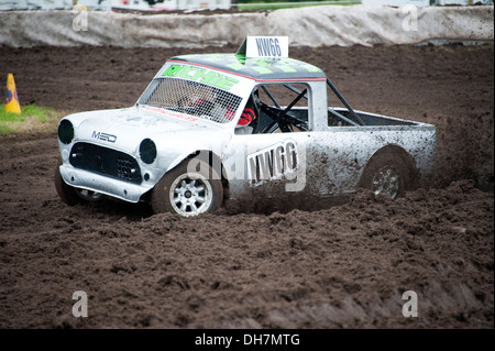 Stock Car Racing schlammigen nassen Spaß Mini-van Stockfoto