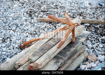 Rostige Boot Schiff Stahldübel am Meer Strand Steinen Stockfoto