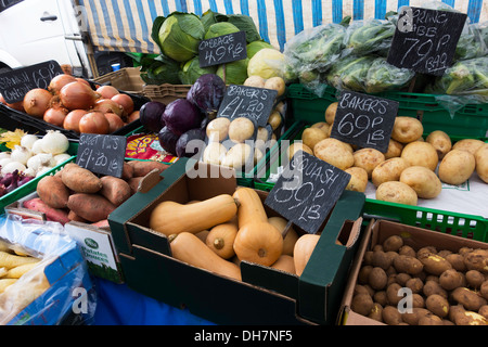 Eine Anzeige von frischem Gemüse in einem Obst-und Gemüsehändler Shop auf einem Marktstand in Cleveland North Yorkshire UK Stockfoto