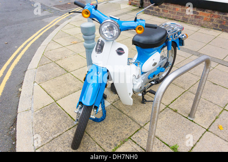 Motorrad Honda Super Cub, von denen mehr als 60 Millionen dieses makellose Exemplar in China in Lizenz gebaut wurden Stockfoto