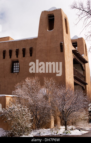 Santa Fe Museum of Art bedeckt in Schnee, Santa Fe, New Mexico, Vereinigte Staaten Stockfoto