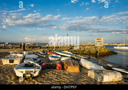 Boote am Ufer liegen. Shelter Island, San Diego, California, Vereinigte Staaten von Amerika. Hafen von San Diego im Hintergrund. Stockfoto