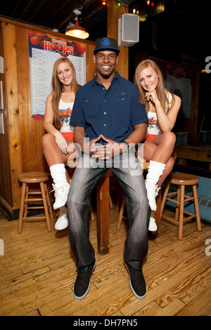 Hooters Host Zwillinge Bretagne & Whittany Braswell und NY Giant Superbowl Champ Ramses Barden Hooters Manhattan Charity Dinner zu Stockfoto