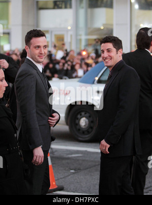 Eddie Kaye Thomas und Jason Biggs 'American Reunion' Los Angeles Premiere - vor der Ankunftshalle am Grauman Chinese Theatre Stockfoto