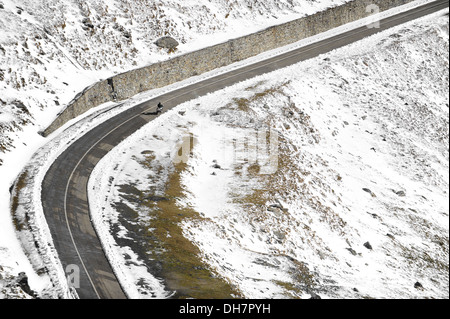 Motorradfahrer auf Transfagarasan Straße hoch reiten Stockfoto