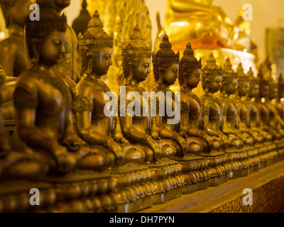 Reihe sitzend Buddhastatuen im Wat Chedi Luang Tempel in Chiang Mai, Thailand. Stockfoto