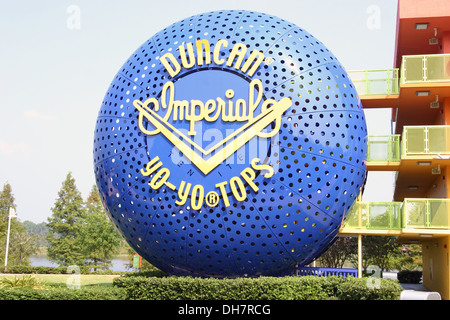 Riesige Yo-Yo bei Pop Century Resort, Disney World in Florida. Stockfoto