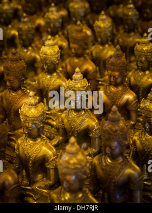 Reihen von Buddha-Statuen an buddhistischen Tempel in Chiang Mai, Thailand sitzen. Stockfoto