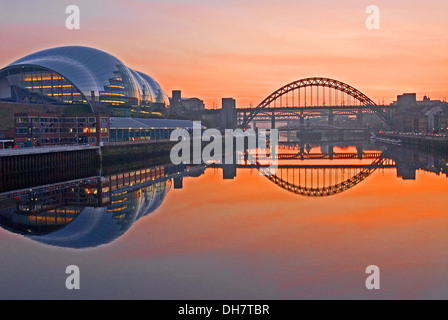 Fluss Tyne im zentralen Newcastle Upon Tyne bei Sonnenuntergang. Die Brücken über den Tyne sind Wahrzeichen der North East England. Stockfoto