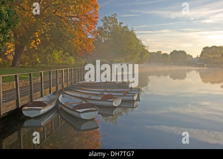 Stratford-upon-Avon, Warwickshire mit aufsteigenden Nebel und festgetäuten Ruderbooten in einer stimmungsvollen herbstlichen Flusslandschaft auf dem Fluss Avon Stockfoto