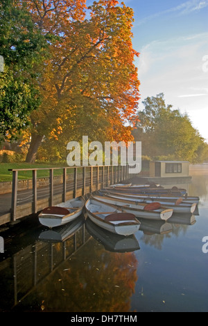 Stratford-upon-Avon, Warwickshire mit aufsteigenden Nebel und festgetäuten Ruderbooten in einer stimmungsvollen herbstlichen Flusslandschaft auf dem Fluss Avon Stockfoto