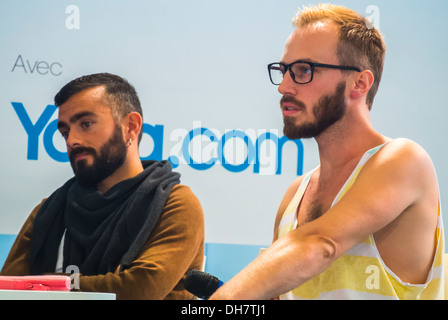 Paris, Frankreich, Aids-Präventionskonferenz, im Gay Life Salon, HELFER von NGO-Aktivisten, Herve Bedoin (S.I.S.), Jeremy (Yagg.com), Männer sprechen Stockfoto