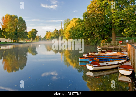 Herbstliche Spiegelungen auf dem Fluss Avon, mit Blick auf die Kirche der Heiligen Dreifaltigkeit, Begräbnisstätte von William Shakespeare aus Stratford-upon-Avon. Stockfoto