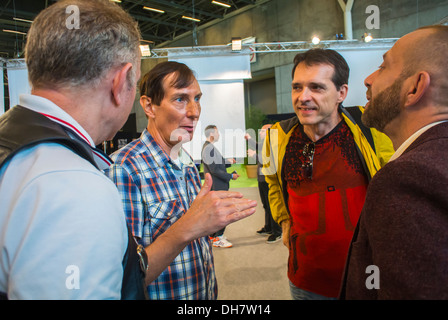 Paris, Frankreich, AIDS-Prävention-Konferenz, das schwule Leben Salon, NGO-Aktivisten, Alan Leobon (I.V.S.), Herve La Tapie (Parlons Q), Hugues Fischer (Act Up), Tim Madesclaire (Prends Moi), Stockfoto