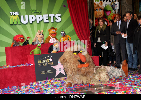Tier-Miss Piggy Fozzy Bär Gonzo Kermit Frosch und Sweetums Muppets sind mit einem Stern auf dem Hollywood Walk of Fame Los geehrt. Stockfoto
