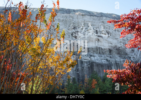 Herbstfarben unter dem Confederate Memorial Carving im Stone Mountain Park in der Nähe von Atlanta, Georgia. (USA) Stockfoto