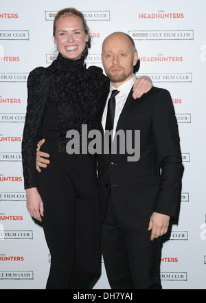 Aksel Hennie und Synnøve Lund bei einem Fototermin für Headhunter bei Saatchi Gallery in London England-21.03.12 Stockfoto