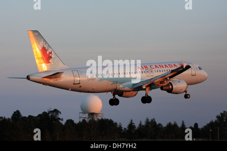 Air Canada-Airbus 320 Landung in Ottawa, Kanada während des Sonnenuntergangs, 26. Juni 2013. Stockfoto