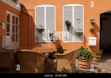 Hinterhof in Dänemark, die nordischen Stil-Architektur mit kleinen Blumenkästen Stockfoto