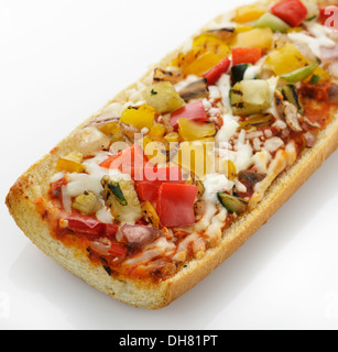 Französisches Brot Pizza mit gegrilltem Gemüse, Nahaufnahme Stockfoto