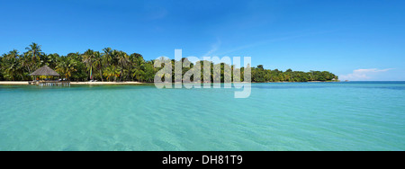 Tropische Insel Panorama mit ruhigem Meer und blauer Himmel, Karibik, Panama Stockfoto