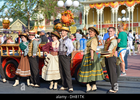 Main Street Trolley zeigen Darsteller, Charaktere auf Main Street, Magic Kingdom, Disney World Resort in Orlando Florida Stockfoto